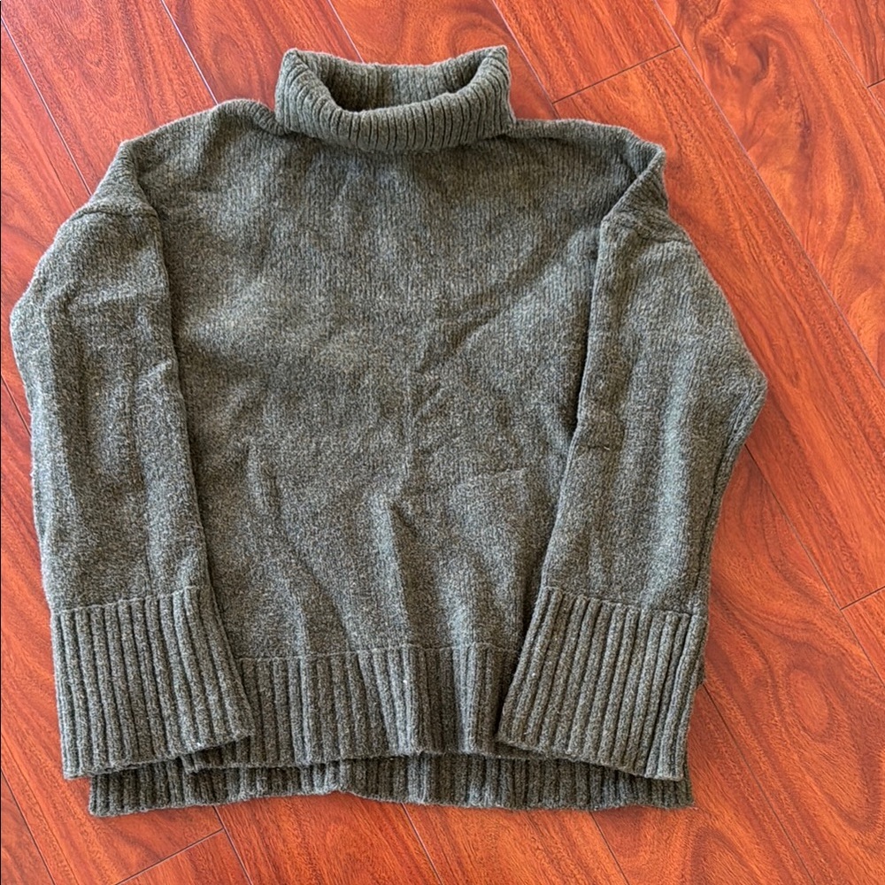 Abercrombie & Fitch turtleneck sweater